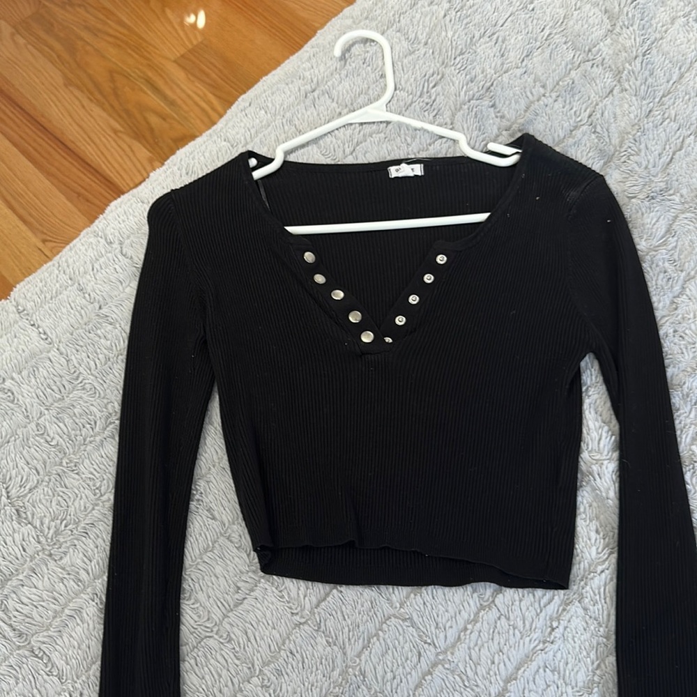 Black long sleeve button v-neck crop top